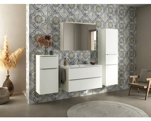 Salle de bains lumineuse avec meuble-lavabo, armoire de toilette à miroir, armoire haute et carrelage à motifs