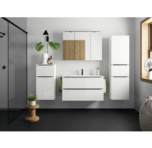 Modernes Badezimmer mit Waschtisch, Spiegelschrank und Hochschrank in hellem Design
