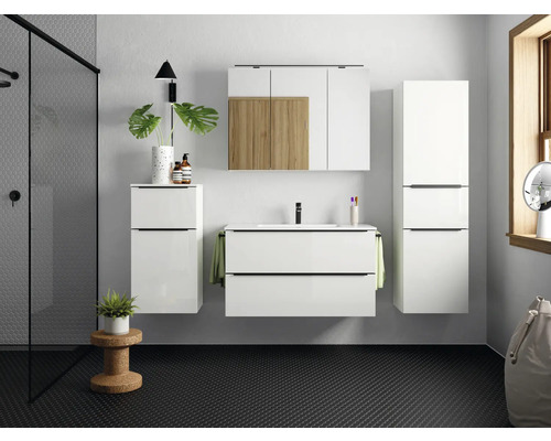 Modernes Badezimmer mit Waschtisch, Spiegelschrank und Hochschrank in hellem Design