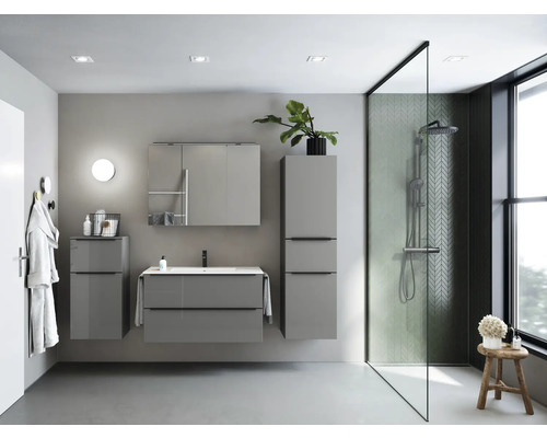 Salle de bains moderne avec lavabo, armoire de toilette, armoire haute et douche à l''italienne