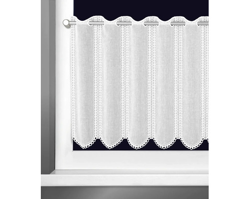 Gardine mit Lochmuster am Fenster