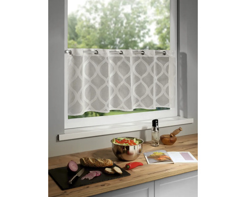 Cuisine avec rideau de bistrot à la fenêtre et aliments sur le plan de travail