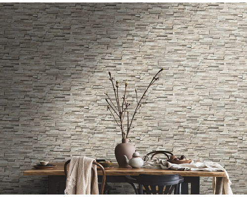 Vue d''une pièce avec papier peint en pierre et table à manger avec décoration