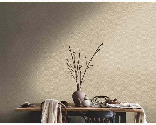 Gros plan d''un mur avec un papier peint à motifs au-dessus d''une table à manger avec de la vaisselle et des décorations.