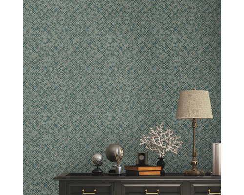 Mur avec papier peint à motifs géométriques dans un salon