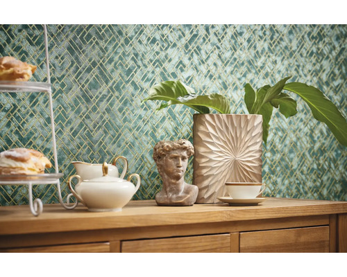 Scène décorative avec papier peint, vase, buste et vaisselle sur une armoire en bois