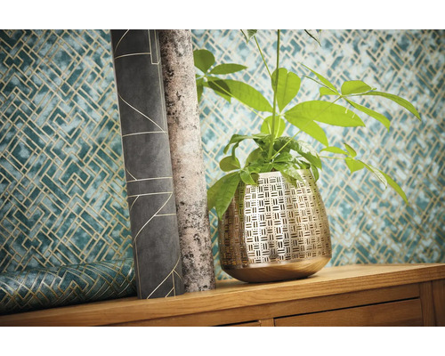 Scène avec plante d''intérieur dans un pot en métal et rouleaux de papier peint à motifs géométriques