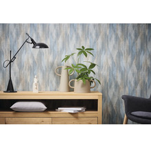 Dekoratives Interieur mit gemusterter Tapete, Stehlampe, Holzkommode und Zimmerpflanze.