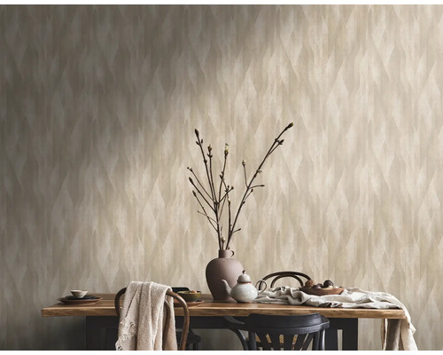 Ein Esszimmer mit einem Holztisch, Gedeck und einer gemusterten Tapete