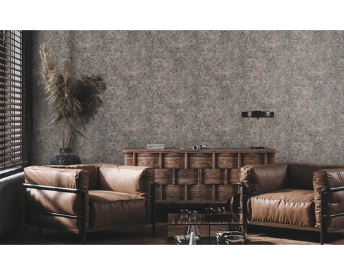Wohnzimmer mit braunen Ledersesseln, hölzerner Kommode und dekorativer Tapete