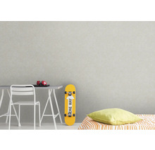Heller Raum mit Tisch, Stuhl, Skateboard und Bett