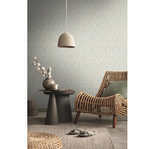 Innenraum mit Rattan-Sessel, Beistelltisch und Pendelleuchte