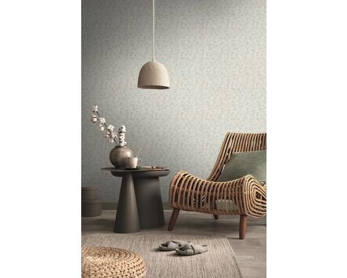 Innenraum mit Rattan-Sessel, Beistelltisch und Pendelleuchte