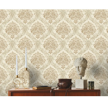Dekoratives Zimmer mit gemusterter Tapete in floralem Design