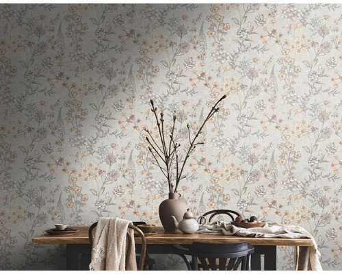 Dekoratives Wohnzimmer mit Blumentapete und Holztisch