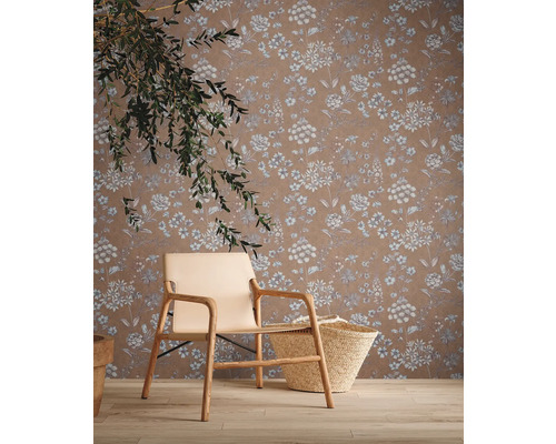 Intérieur avec papier peint à motifs floraux, fauteuil et panier