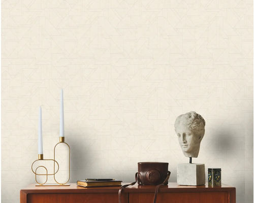 Scène avec papier peint géométrique, bougeoir, buste et décorations sur une armoire en bois