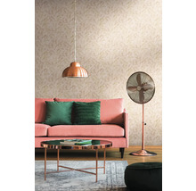 Wohnzimmer mit Sofa, Kissen, Tisch, Stehlampe, Deckenleuchte und gemusterter Tapete