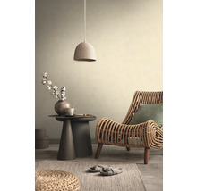 Wohnzimmer mit Rattansessel, Beistelltisch und Pendelleuchte
