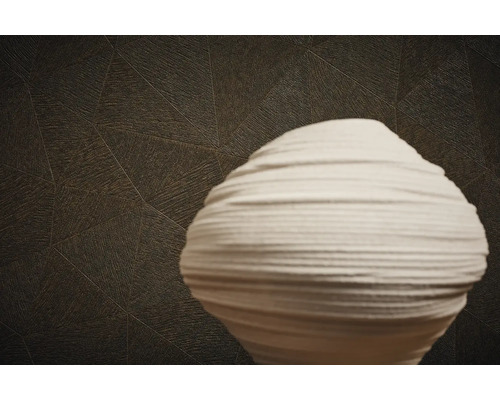 Gros plan d''un papier peint à motifs avec un vase décorative en céramique