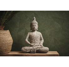 Dekorative Buddha Statue aus Stein auf einem Holztisch