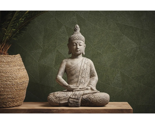 Dekorative Buddha Statue aus Stein auf einem Holztisch