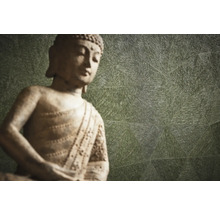 Dekorative Buddha Statue vor einer gemusterten Wand