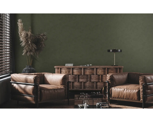 Wohnzimmer mit zwei Ledersesseln und einem Holzschrank