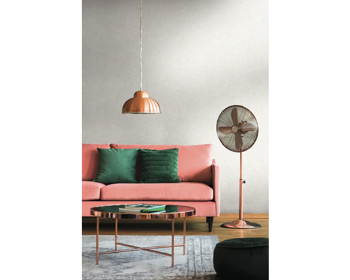 Wohnzimmer mit Sofa, Kissen, Tisch, Lampe und Ventilator