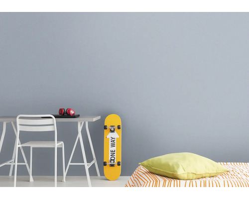 Jugendzimmer mit Schreibtisch, Stuhl, Kopfhörern, Laptop, Skateboard und Kissen.