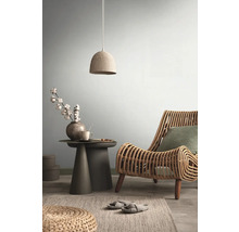 Salon avec fauteuil en rotin, table d''appoint et suspension pour une ambiance claire et conviviale