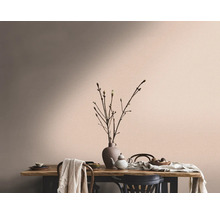 Esstisch mit Geschirr und Dekoration vor einer Wand
