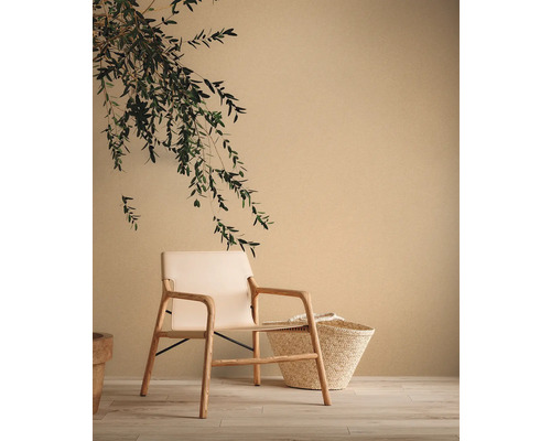 Wohnraum mit Sessel, Korb und Pflanzendekoration