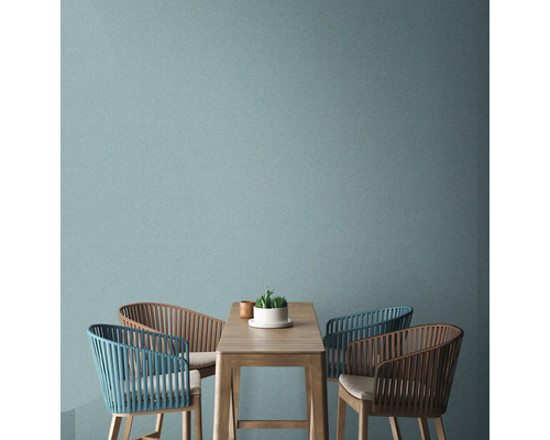 Table de salle à manger avec chaises devant un mur