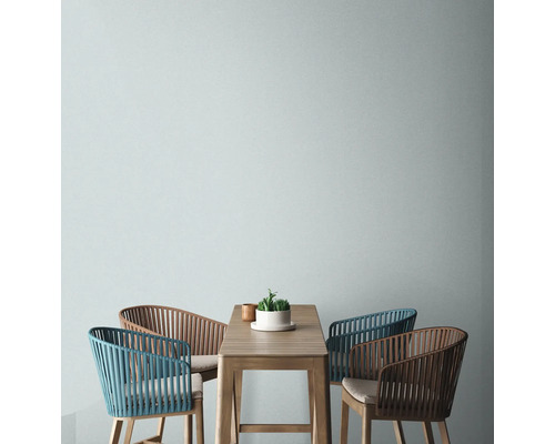 Esstisch mit vier Stühlen und Tischdekoration