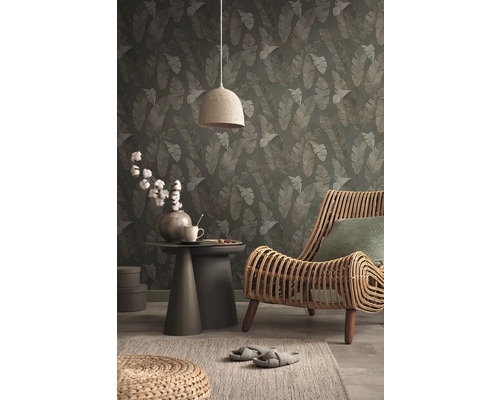 Décoration intérieure avec papier peint à motif de feuilles, fauteuil en rotin et table d''appoint