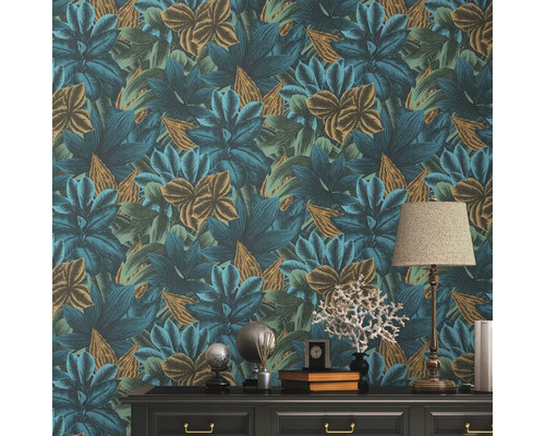 Zimmer mit botanischer Tapete mit Blattmuster