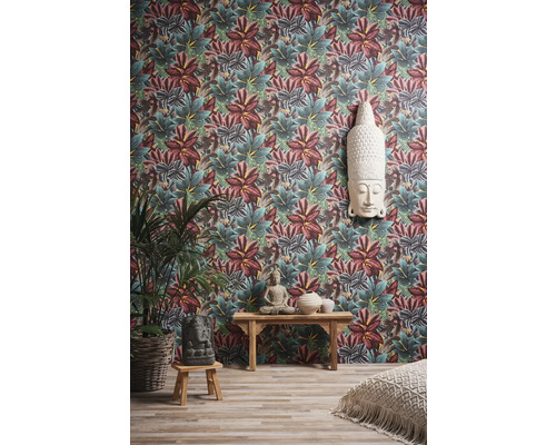 Intérieur avec papier peint imprimé, décoration Bouddha et plantes d''intérieur