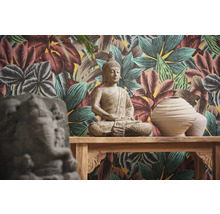 Dekoratives Interieur mit Buddha Statue, Vasen und Dschungeltapete