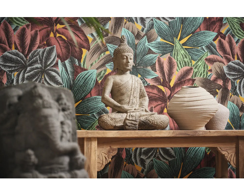 Intérieur décoratif avec statue de Bouddha, vases et papier peint jungle