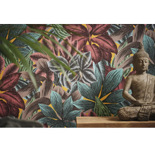 Raum mit tropischer Blättertapete und Buddha-Statue