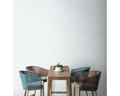 Ensemble de salle à manger avec table en bois, plante en pot et quatre chaises avec accoudoirs
