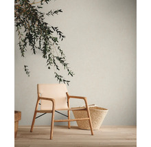 Innenraum mit Sessel aus Holz und Korb