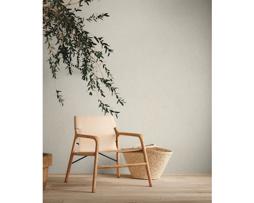 Intérieur avec fauteuil en bois et panier