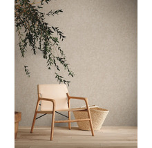 Helle Inneneinrichtung mit Sessel, Korb und Dekoration
