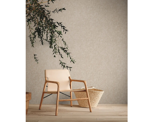 Helle Inneneinrichtung mit Sessel, Korb und Dekoration