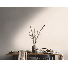 Wohnraum mit Esstisch, Geschirr und Blumenvase