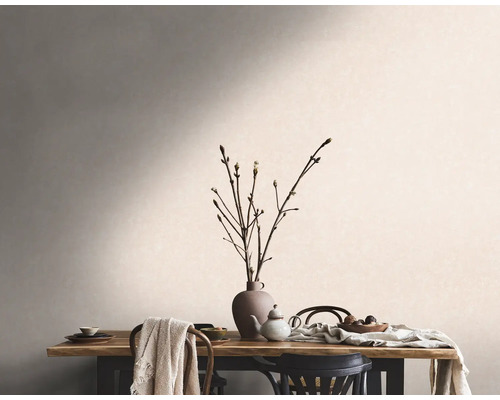 Wohnraum mit Esstisch, Geschirr und Blumenvase