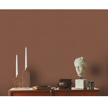 Dekoratives Arrangement mit Kerzen, Büste und Kamera auf einem Sideboard