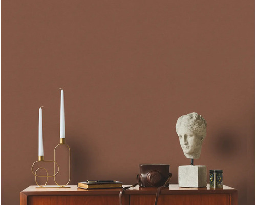 Dekoratives Arrangement mit Kerzen, Büste und Kamera auf einem Sideboard